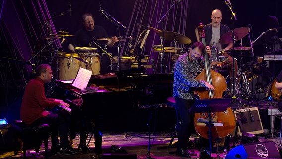 Pablo Martín Caminero und die NDR Bigband beim Konzert auf der JazzBaltica 2024. © NDR Foto: Screenshot