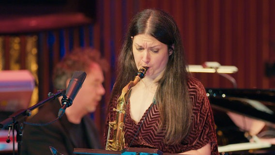 Saxofonistin Trish Clowes beim Konzert mit der NDR Bigband in Hannover. © NDR Foto: Screenshot