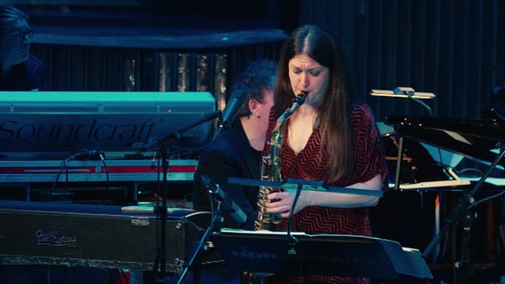 Saxofonistin Trish Clowes beim Konzert mit der NDR Bigband in Hannover. © NDR Foto: Screenshot