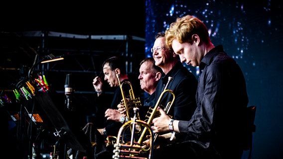 Auf der Bühne beim Elbjazz 2024: Die NDR Bigband im Konzert mit Lenine & Martin Fondse. © NDR/Andy Spyra Foto: Andy Spyra