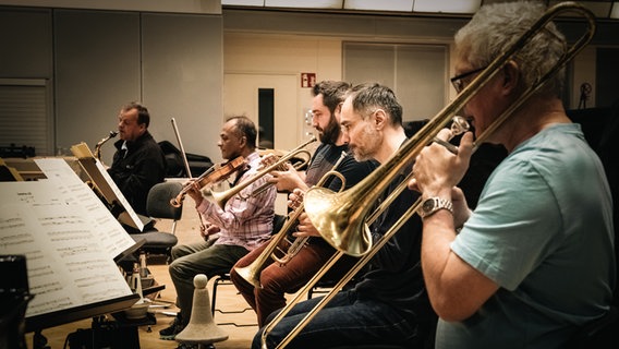 Gruppenbild: Das Ensemble Modern aus Frankfurt musiziert mit der NDR Bigband in Hamburg. © NDR Foto: Michael Dreyer