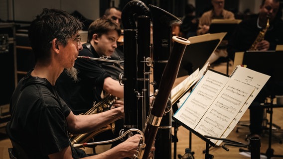 Gruppenbild: Das Ensemble Modern aus Frankfurt musiziert mit der NDR Bigband in Hamburg. © NDR Foto: Michael Dreyer