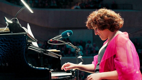 Konzert der NDR Bigband featuring Sängerin Golnar Shahyar im Rahmen des Internationalen Musikfests in der Elbphilharmonie. © NDR Foto: Screenshot