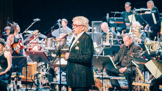 Perkussionistin und Vibraphonistin Evi Filippou mit Trompeter Tim Hagans und der NDR Bigband beim Konzert in Hannover. © NDR Foto: Peer Bothmer