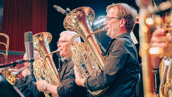 Perkussionistin und Vibraphonistin Evi Filippou mit Trompeter Tim Hagans und der NDR Bigband beim Konzert in Hannover. © NDR Foto: Peer Bothmer