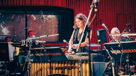 Perkussionistin und Vibraphonistin Evi Filippou mit Trompeter Tim Hagans und der NDR Bigband beim Konzert in Hannover. © NDR Foto: Peer Bothmer