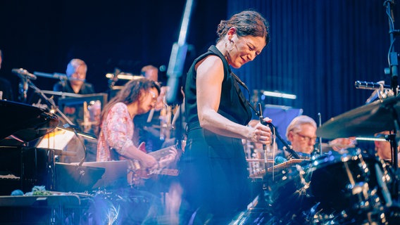 Perkussionistin und Vibraphonistin Evi Filippou mit Trompeter Tim Hagans und der NDR Bigband beim Konzert in Hannover. © NDR Foto: Peer Bothmer