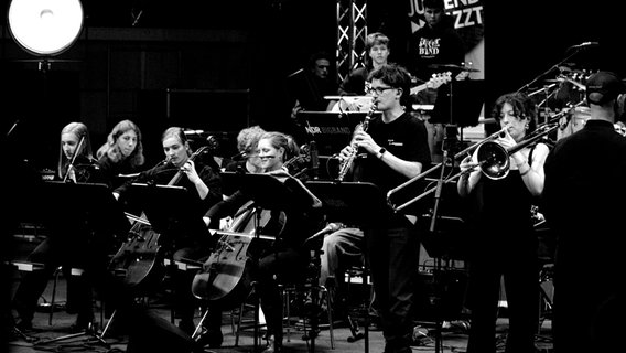 NDR Bigband beim Preisträgerkonzert von "Jugend jazzt" © NDR Foto: Sabine Vinar