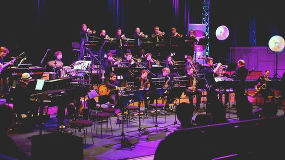 NDR Bigband beim Preisträgerkonzert von "Jugend jazzt" © NDR Foto: Sabine Vinar