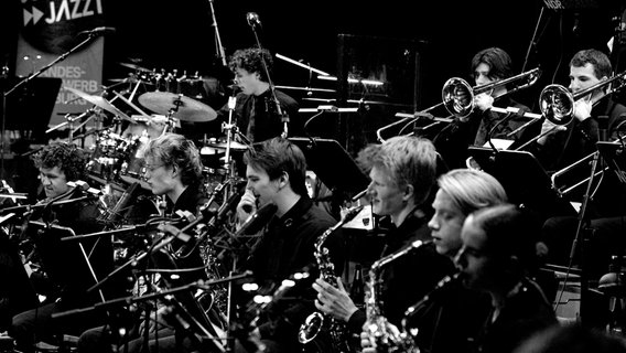 NDR Bigband beim Preisträgerkonzert von "Jugend jazzt" © NDR Foto: Sabine Vinar