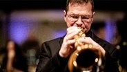 Konzertszene mit der NDR Bigband in der Elbphilharmonie. © NDR, Andy Spyra Foto: Andy Spyra