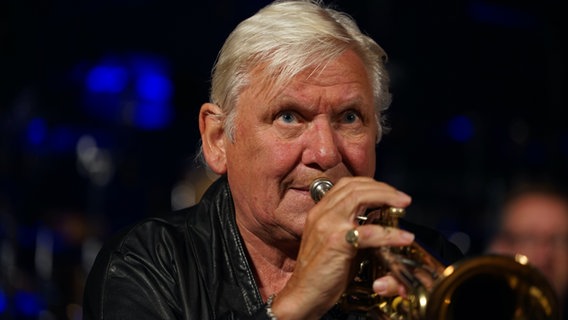 Trompeter Palle Mikkelborg im Konzert mit der NDR Bigband. © NDR Foto: Axel Dürr