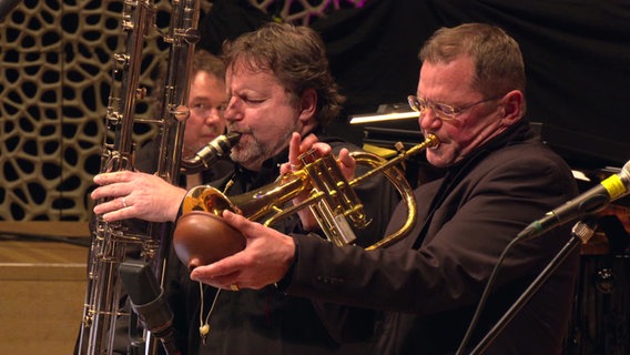 Trompeter Ingolf Burkhardt beim Konzert mit der NDR Bigband in der Elbphilharmonie. © NDR Foto: Screenshot