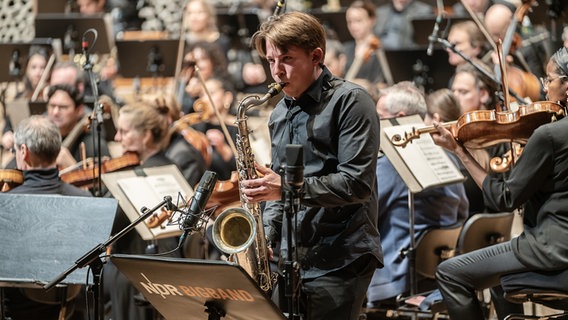 Das Deutsche Symphonie-Orchester Berlin im Konzert mit der NDR Bigband am 1. Dezember 2024 in der Elbphilharmonie Hamburg. © NDR Foto: Micha Neugebauer