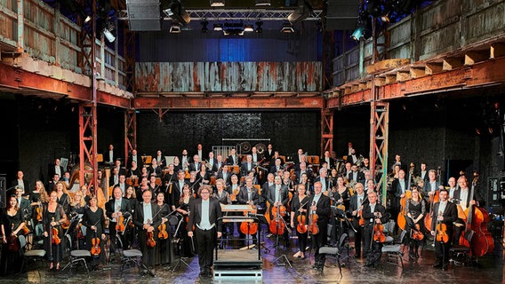 Die Norddeutsche Philharmonie Rostock mit ihrem Chefdirigenten Marcus Bosch. © NDR/Thomas Häntzschel Foto: Thomas Häntzschel