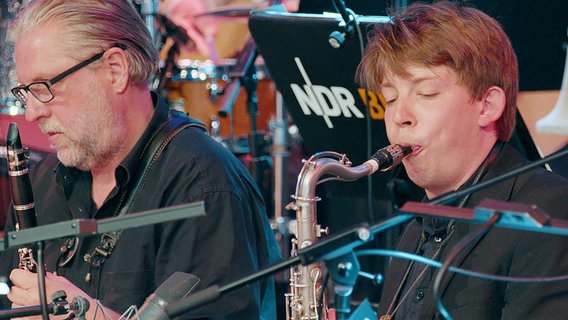 Screenshot: Saxofonist Julius Gawlik von der NDR Bigband im Konzert im Rolf-Liebermann-Studio. © NDR Foto: Screenshot