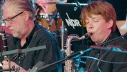 Screenshot: Saxofonist Julius Gawlik von der NDR Bigband im Konzert im Rolf-Liebermann-Studio. © NDR Foto: Screenshot