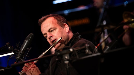 Die NDR Bigband im Konzert mit Tenorsaxofonistin Trish Clowes in Hannover. © NDR Foto: Andy Spyra