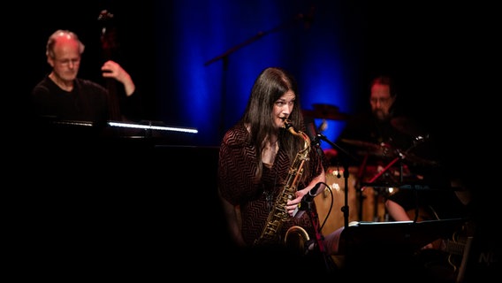 Die NDR Bigband im Konzert mit Tenorsaxofonistin Trish Clowes in Hannover. © NDR Foto: Andy Spyra