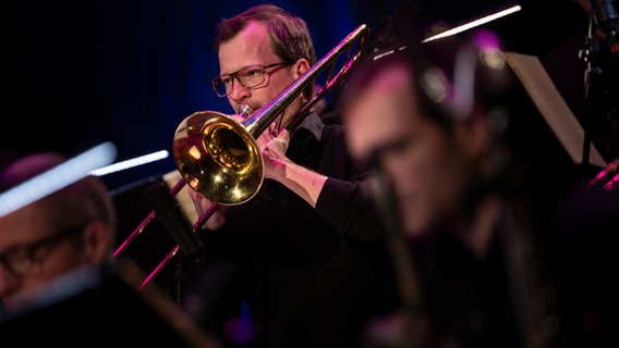 Die NDR Bigband im Konzert mit Tenorsaxofonistin Trish Clowes in Hannover. © NDR Foto: Andy Spyra