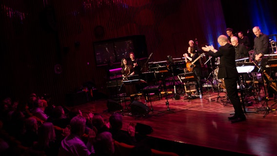 Die NDR Bigband im Konzert mit Tenorsaxofonistin Trish Clowes in Hannover. © NDR Foto: Andy Spyra