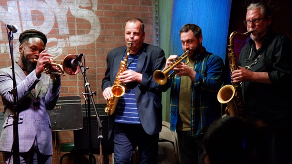 Die NDR Bigband spielt mit örtlichen Musikerinnen und Musikern eine Jam Session in Andy's Jazz Club in Chicago. © NDR Foto: Screenshot