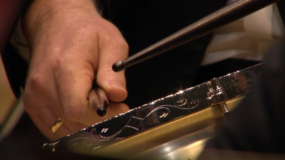 Screenshot von Trommel. Schlagzeuger während Maurice Ravels "Boléro" beim Silvesterkonzert mit dem NDR Elbphilharmonie Orchester. 31.12.2024. © NDR Foto: Screenshot