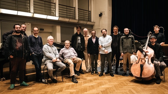 Gruppenbild: Das Ensemble Modern aus Frankfurt musiziert mit der NDR Bigband in Hamburg. © NDR Foto: Michael Dreyer