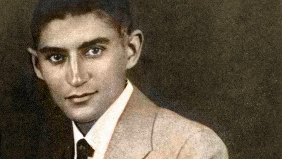 Portrait-Foto von Franz Kafka (schwarz-weiß) © imago 