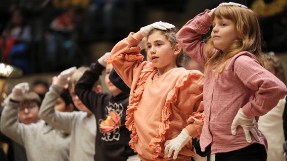Konzertszene: Kinder mit Hand auf dem Kopf und auf der Hüfte © NDR Foto: Marcus Krüger