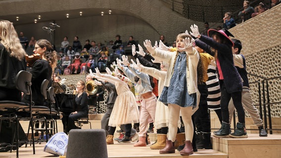 Konzertszene: Kinder tanzen in der Elbphilharmonie © NDR Foto: Marcus Krüger