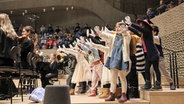 Konzertszene: Kinder tanzen in der Elbphilharmonie © NDR Foto: Marcus Krüger