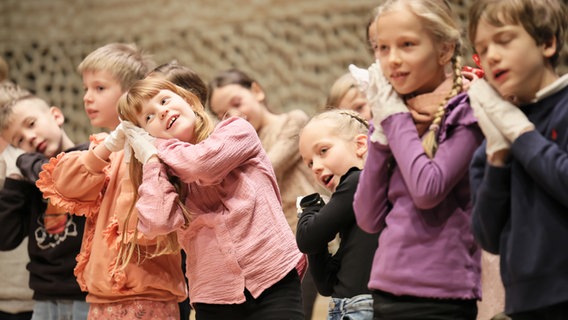 Konzertszene: Kinder im Publikum machen die "Gute-Nacht"-Geste © NDR Foto: Marcus Krüger