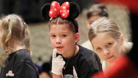 Konzertszene: Mädchen mit Minnie-Maus-Haarreifen im Publikum gestikulieren fröhlich © NDR Foto: Marcus Krüger