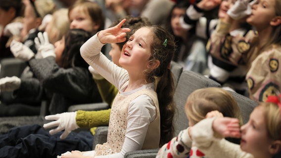 Konzertszene aus einer Mit-Mach-Musik: Kinder im Publikum gestikulieren fröhlich © NDR Foto: Marcus Krüger