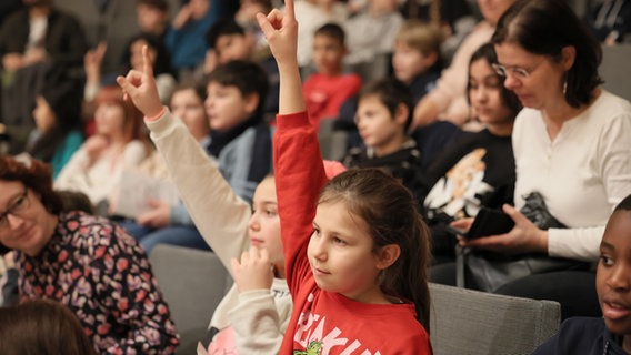 Konzertszene aus einem Konzert statt Schule in der Elbphilharmonie: Kinder melden sich © NDR Foto: Marcus Krüger