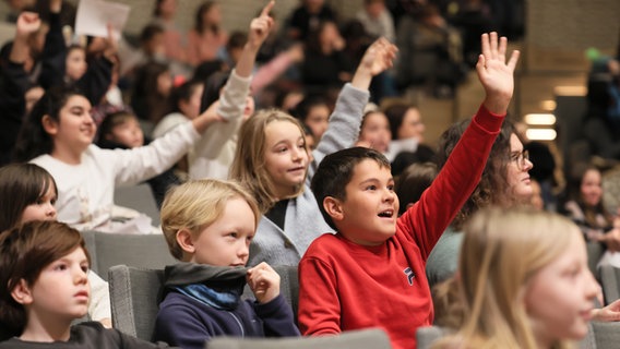 Konzertszene aus einem Konzert statt Schule: Kinder im Publikum melden sich © NDR Foto: Marcus Krüger