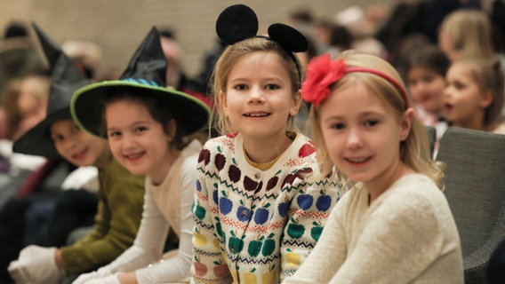 Konzertszen aus einem Konzert statt Schule: mit Hüten und Haarreifen verkleidete Kinder im Publikum © NDR Foto: Marcus Krüger