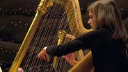 Solo-Harfenistin Anaëlle Tourret spielt mit dem NDR Elbphilharmonie Orchester das Saisonabschlusskonzert 2023/2024 in der Elbphilharmonie. © NDR Foto: Screenshot