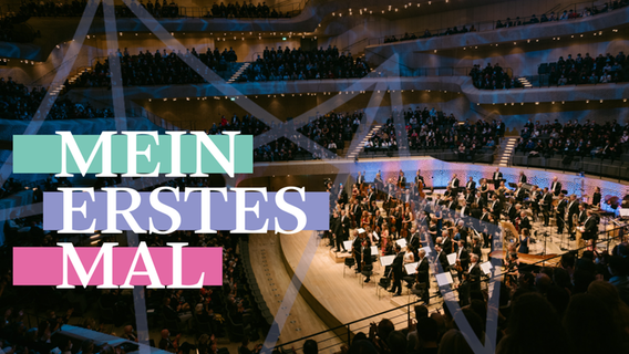 Das NDR Elbphilharmonie Orchester im Saal der Elbphilharmonie mit der Teaserschrift zum Format "Das erste Mal". © NDR Foto: Daniel Dittus
