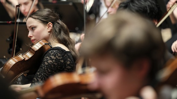 Musikerinnen und Musiker des NDR Jugendsinfonieorchesters spielen während eines Konzerts auf der Bühne der Elbphilharmonie. © NDR Foto: Marcus Krüger
