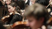 Musikerinnen und Musiker des NDR Jugendsinfonieorchesters spielen während eines Konzerts auf der Bühne der Elbphilharmonie. © NDR Foto: Marcus Krüger