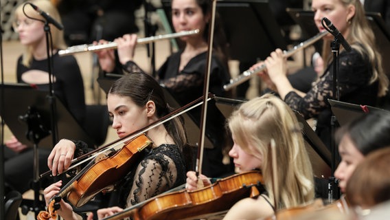 Musikerinnen und Musiker des NDR Jugendsinfonieorchesters spielen während eines Konzerts auf der Bühne der Elbphilharmonie. © NDR Foto: Marcus Krüger