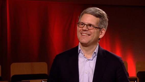 Dr. Jörg Thierfelder, Vorsitzender im Vorstand Freunde des NDR Elbphilharmonie Orchesters e.V., im Interview. © NDR EO Foto: Screenshot