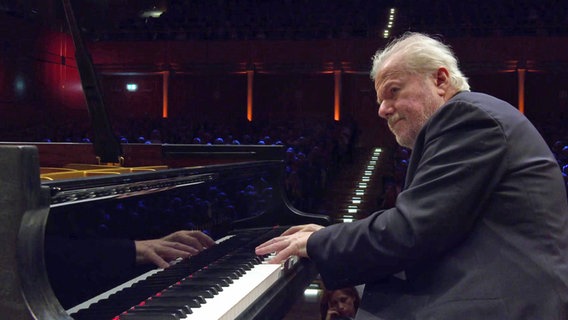 Pianist Emanuel Ax spielt mit dem NDR Elbphilharmonie Orchester das Eröffnungskonzert des Schleswig-Holstein Musik Festivals 2024 . © Screenshot 