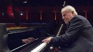 Pianist Emanuel Ax spielt mit dem NDR Elbphilharmonie Orchester das Eröffnungskonzert des Schleswig-Holstein Musik Festivals 2024 . © Screenshot 