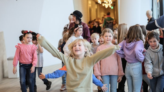Fröhliche Kinder im Foyer der Elbphilharmonie Hamburg © NDR Foto: Marcus Krüger