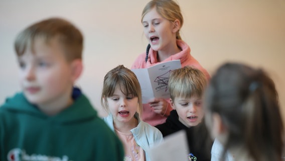 Kinder singen Lieder aus dem Programm des Familienkonzerts mit Filmmusiken für alle ab sechs Jahren in der Elbphilharmonie. © NDR Foto: Markus Krüger