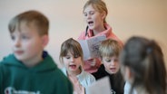 Kinder singen Lieder aus dem Programm des Familienkonzerts mit Filmmusiken für alle ab sechs Jahren in der Elbphilharmonie. © NDR Foto: Markus Krüger