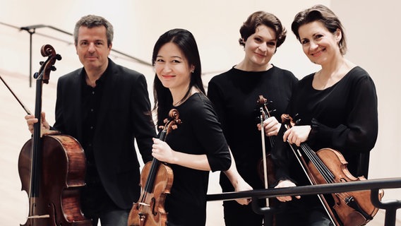 Das Elphier-Quartett: Yihua Jin-Mengel, Ljudmila Minnibaeva, Alla Rutter (v.l.n.r.) © Elphier Quartett / Laura Escanilla Foto: Laura Escanilla